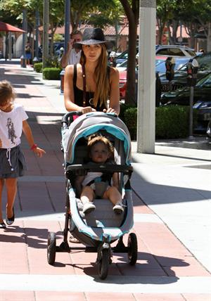 Jessica Alba Shopping with daughters - Aug 24 