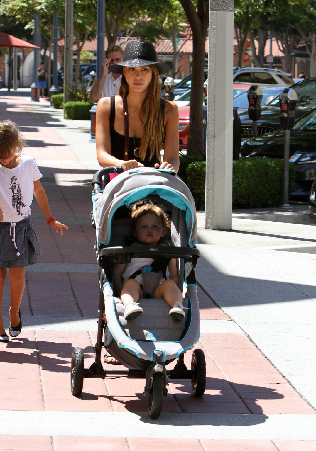Jessica Alba Shopping with daughters - Aug 24 