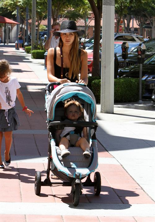 Jessica Alba Shopping with daughters - Aug 24 