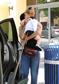 Jessica Alba Shopping with daughters - Aug 24 