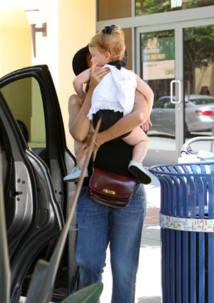 Jessica Alba Shopping with daughters - Aug 24 