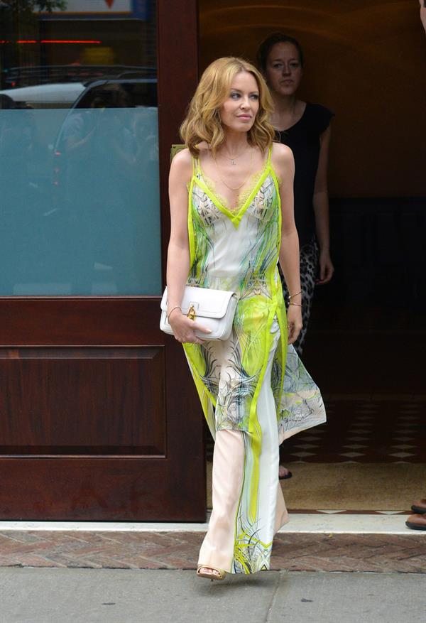  Kylie Minogue walking in New York City
