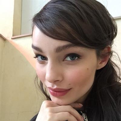 Luma Grothe taking a selfie
