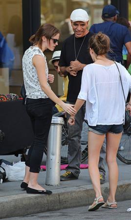 Emma Watson Shopping at a jewelry stand in the meatpacking district of New York 14.09.12