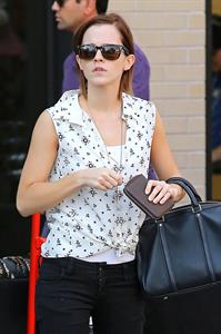 Emma Watson Shopping at a jewelry stand in the meatpacking district of New York 14.09.12