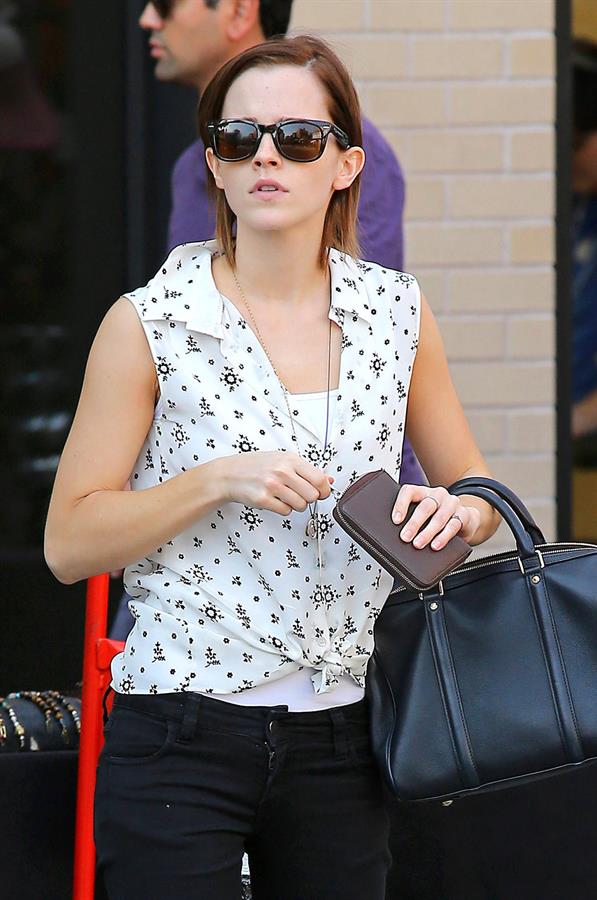 Emma Watson Shopping at a jewelry stand in the meatpacking district of New York 14.09.12