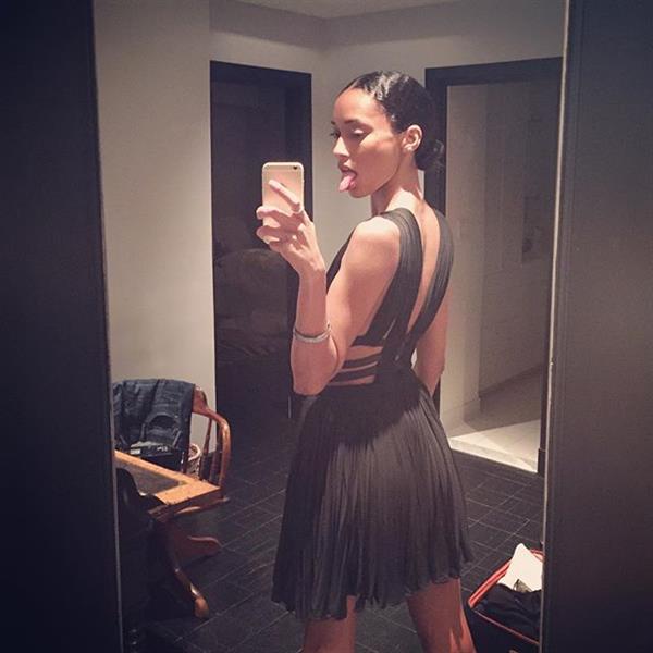 Anais Mali taking a selfie