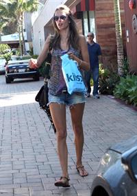 Alessandra Ambrosio shopping at kitson malibu 20.08.11 