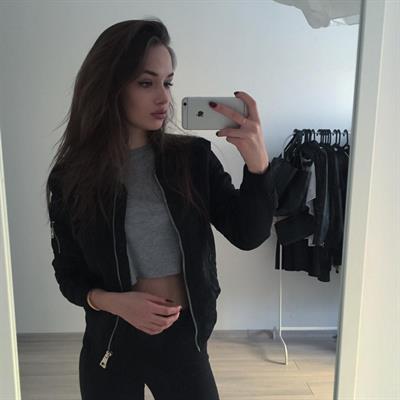 Olga Nowotarska taking a selfie