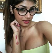 Mia Khalifa taking a selfie
