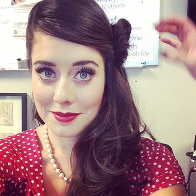 Manon Mathews taking a selfie