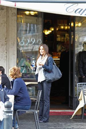 Kate Beckinsale On Set of The Face of an Angel in Rome November 11-2013 