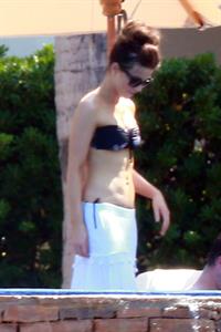 Kate Beckinsale wearing a bikini on vacation in Mexico August 21, 2013