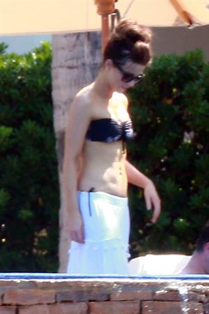 Kate Beckinsale wearing a bikini on vacation in Mexico August 21, 2013