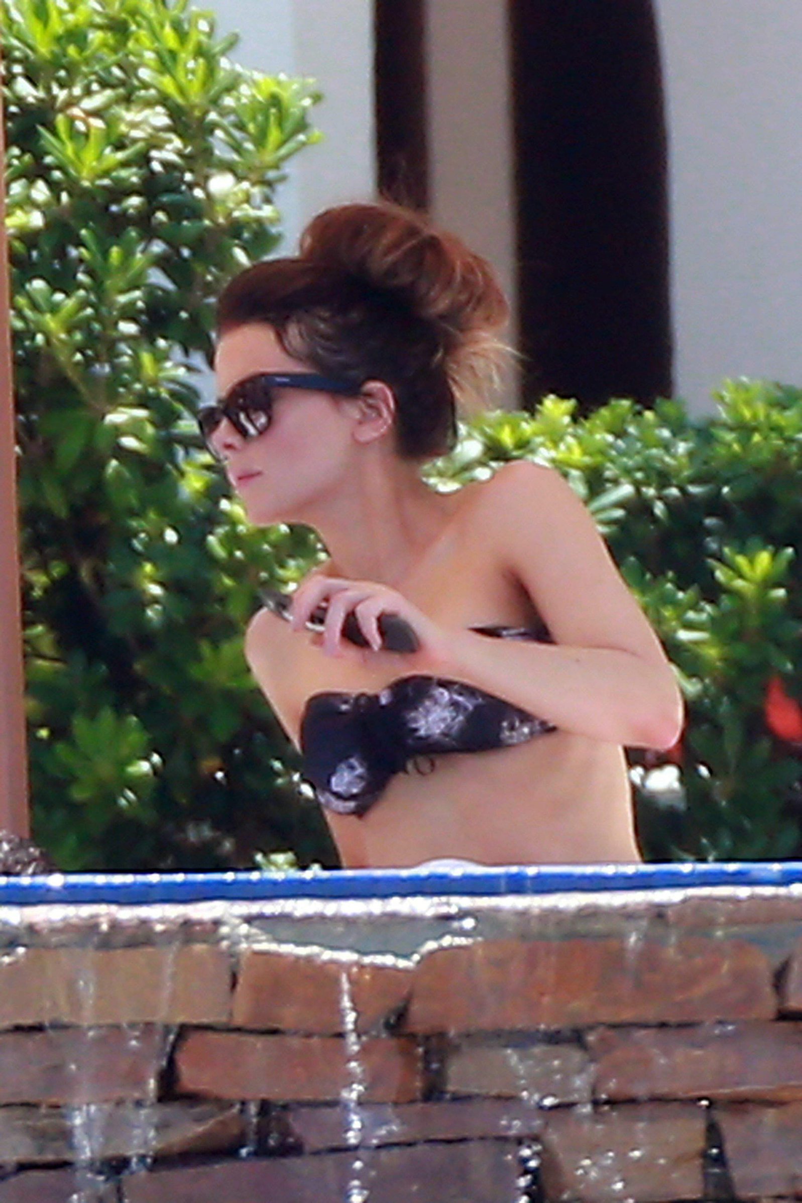 Kate Beckinsale wearing a bikini on vacation in Mexico August 21, 2013