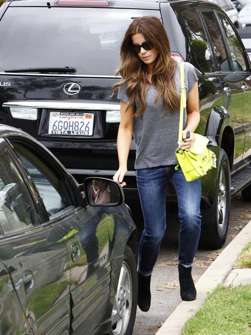 Kate Beckinsale - Enjoys a stroll in Los angeles (07.06.2013) 