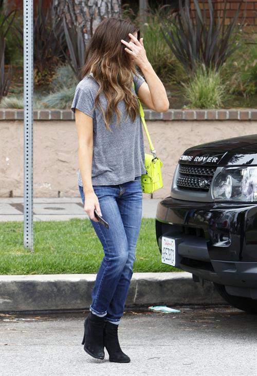 Kate Beckinsale - Enjoys a stroll in Los angeles (07.06.2013) 