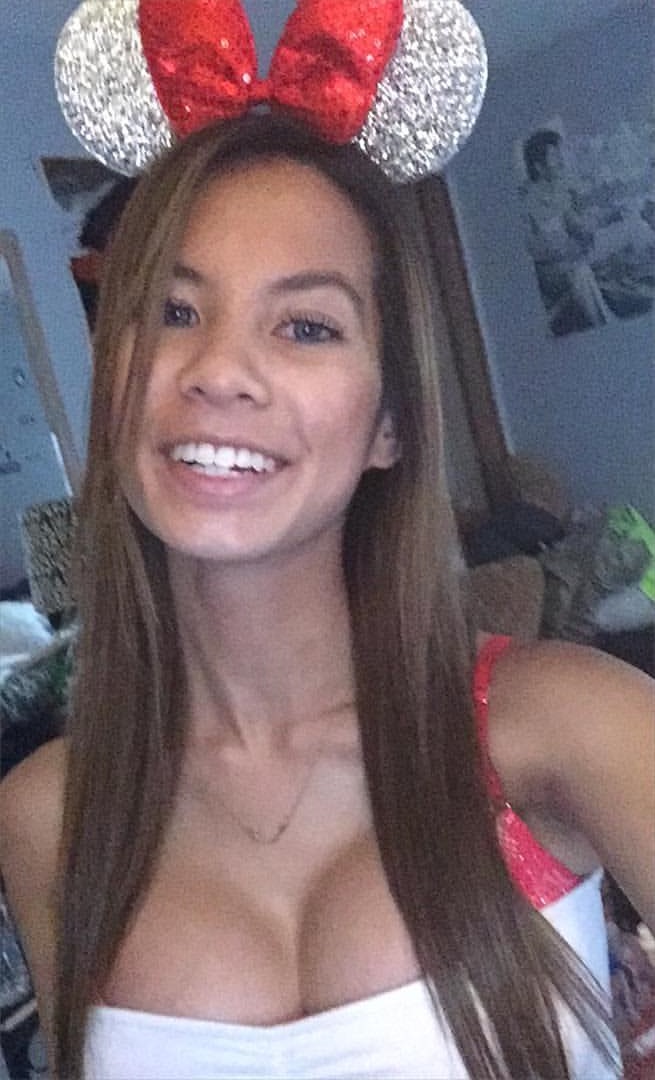 Phoebe Malisz Oum Selfie Pictures Phoebe Malisz Oum taking a selfie