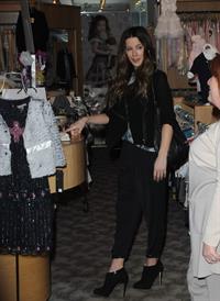 Kate Beckinsale shopping at Piccolo Paradiso store December 14, 2012 