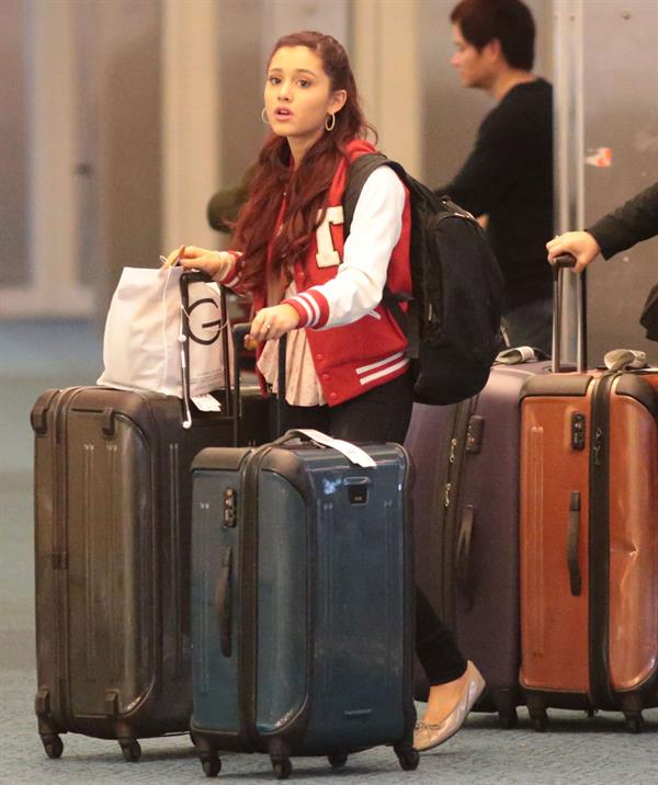 Ariana Grande catching flight back to LA in Vancouver 11/3/12