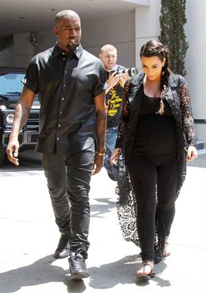 Kim Kardashian Goes house hunting with Kanye West in Bel Air (May 10, 2013) 
