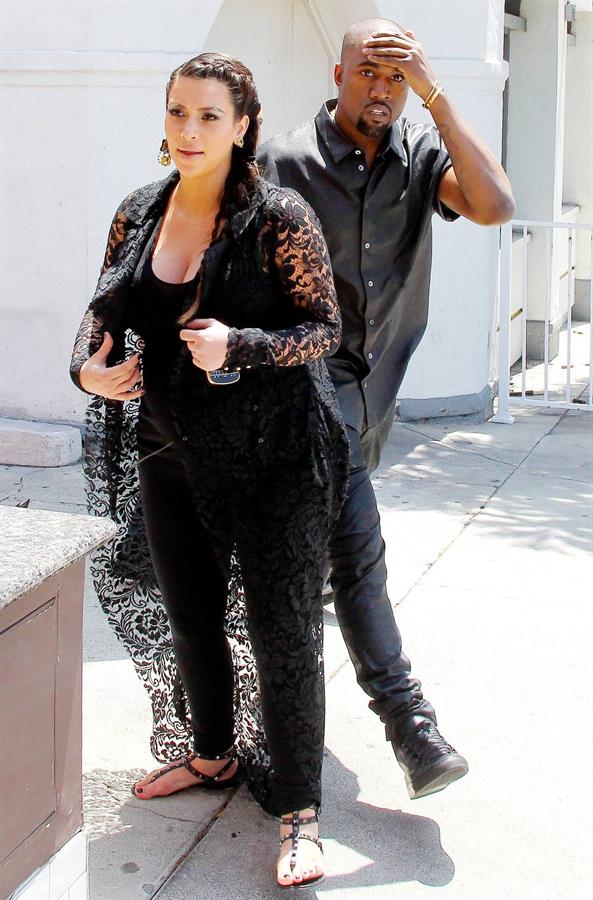 Kim Kardashian Goes house hunting with Kanye West in Bel Air (May 10, 2013) 