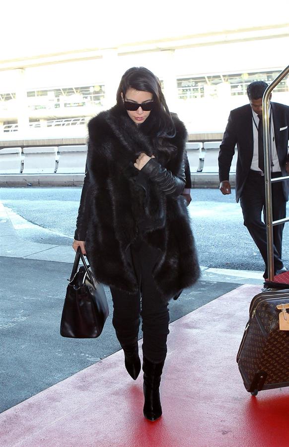 Kim Kardashian - Touches down in Paris (28.01.2013)