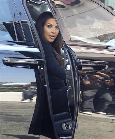 Kim Kardashian - Spotted inside a Rolls Royce in Los Angeles (31.05.2013) 