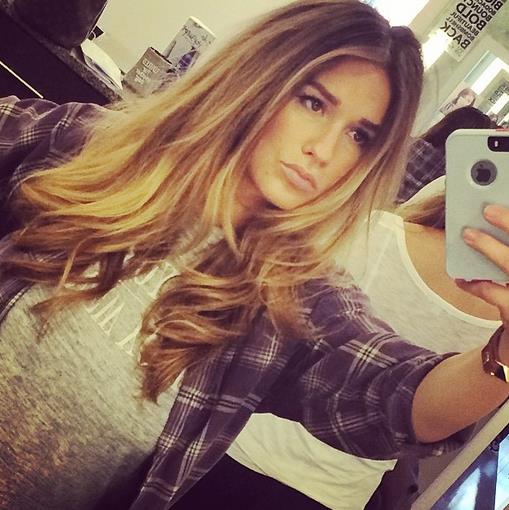 Jessie James Decker taking a selfie