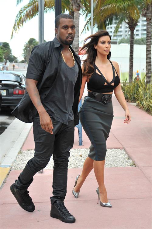 Kim Kardashian out for dinner in Miami 10/14/12 