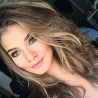 Gabriela Salles taking a selfie