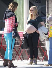 Kristen Bell - Exposes her belly button in Los Angeles (26.02.2013) 