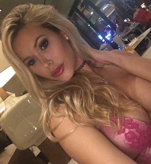 Kennedy Summers taking a selfie