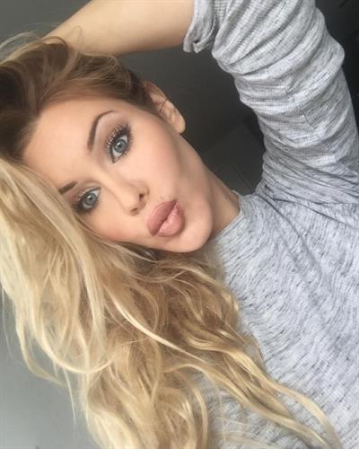 Kennedy Summers taking a selfie