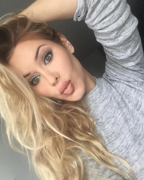 Kennedy Summers taking a selfie