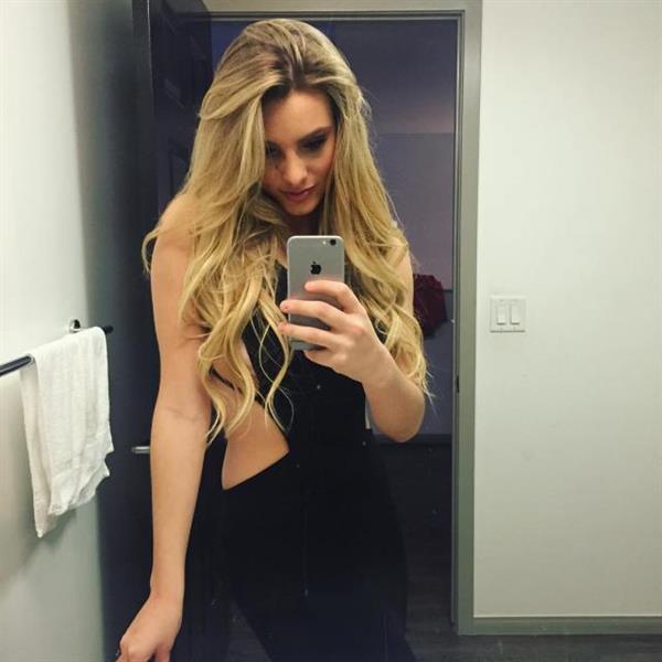 Lele Pons taking a selfie