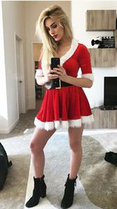 Lele Pons taking a selfie