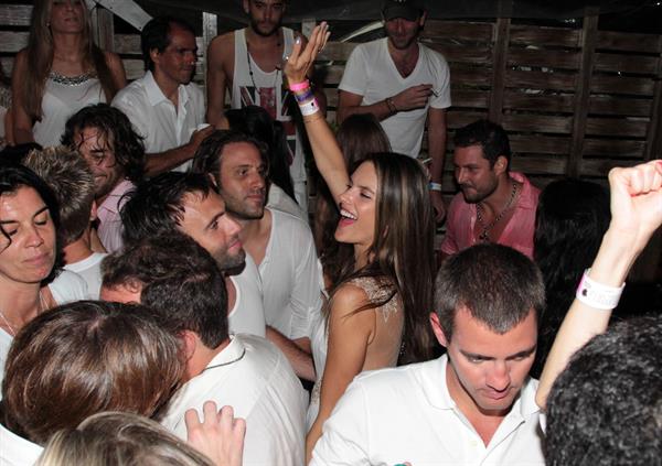 Alessandra Ambrosio - Cafe La Mosique, Brasil 1/1/13  