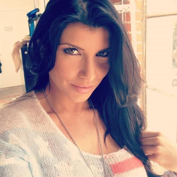 Romi Rain taking a selfie