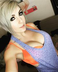 Jessica Nigri taking a selfie