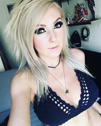 Jessica Nigri taking a selfie