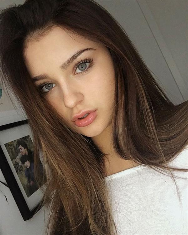 Sophi Knight taking a selfie