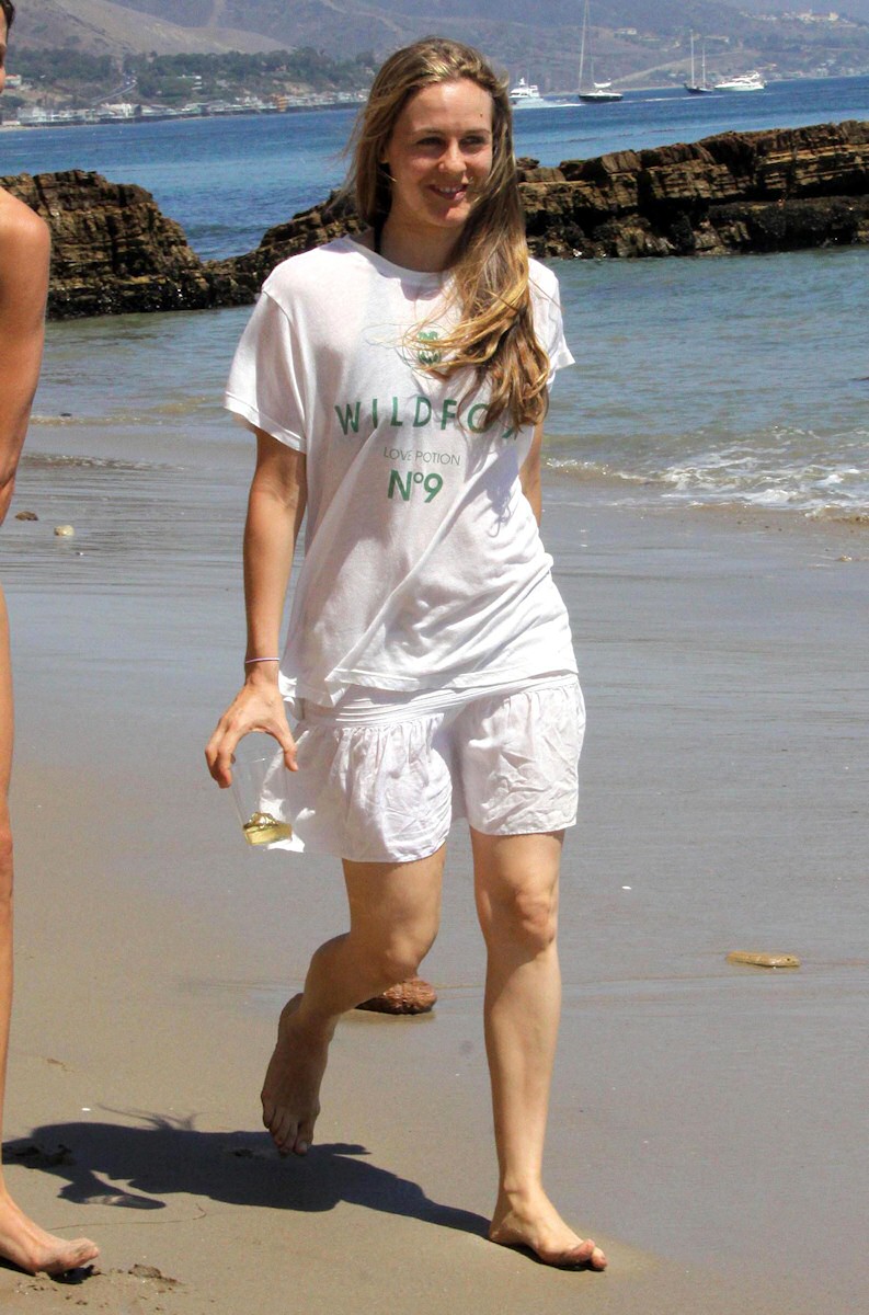 Alicia Silverstone Pictures Alicia Silverstone walking on the beach in Malibu