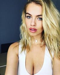 Hailey Clauson taking a selfie