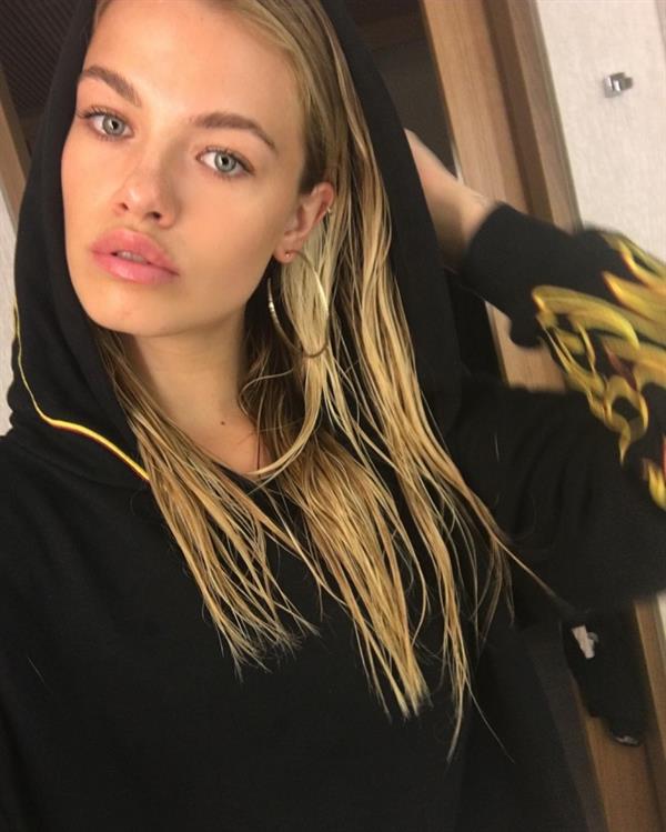 Hailey Clauson taking a selfie