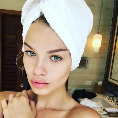 Hailey Clauson taking a selfie