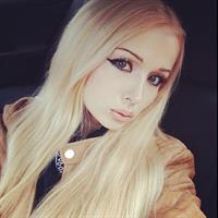 Valeria Lukyanova taking a selfie