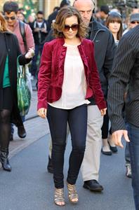 Alyssa Milano Extra at the Grove in Los Angeles November 30, 2010