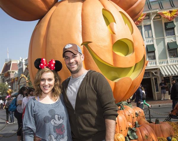 Alyssa Milano Celebrate Halloween Time at Disneyland in Anaheim 26.10.1 