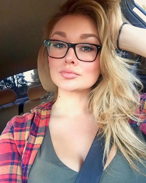Hunter McGrady taking a selfie